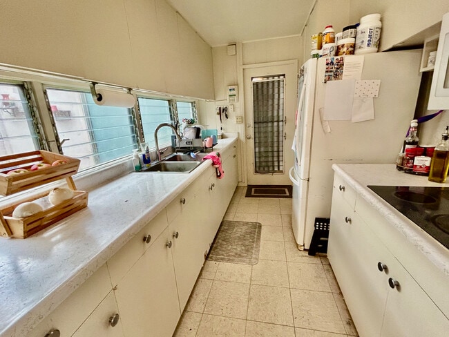 Building Photo - 1219 Ala Aolani St