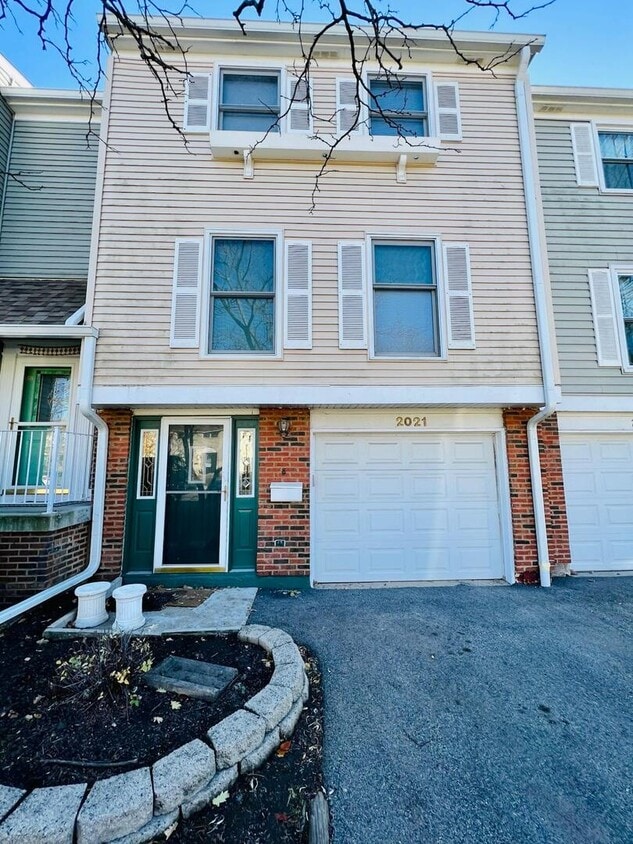 Primary Photo - 2021 Farnham Ct