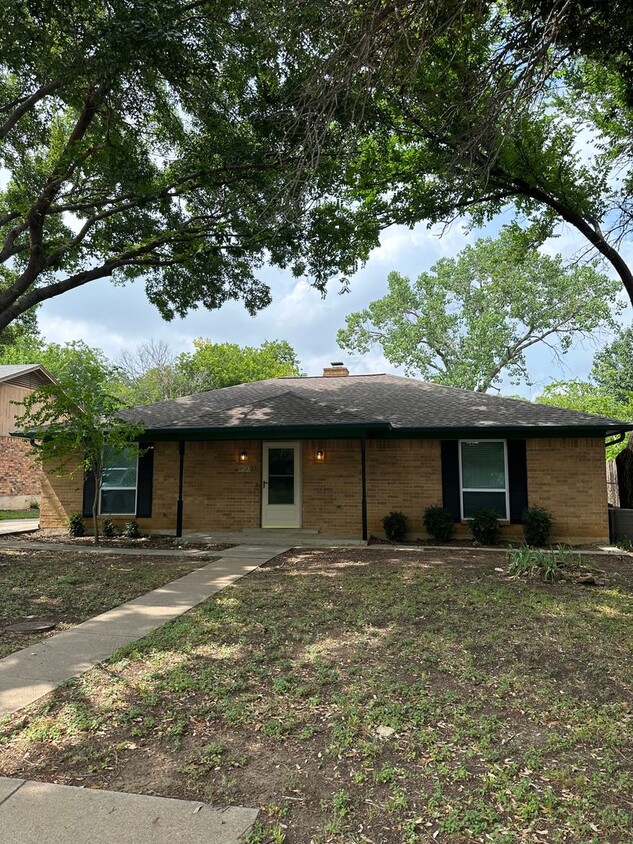 Foto del edificio - 3 Bedroom/2 Bath/ 2 Car Carport Brick Home