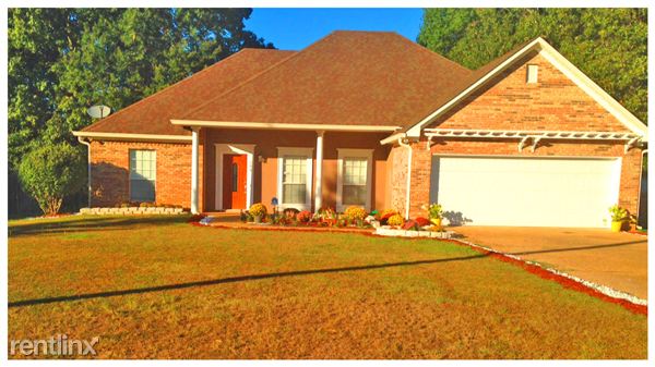 Building Photo - 700 Forest Woods Dr