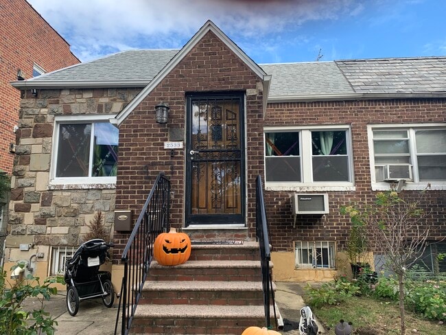 Building Photo - 2533 89th St