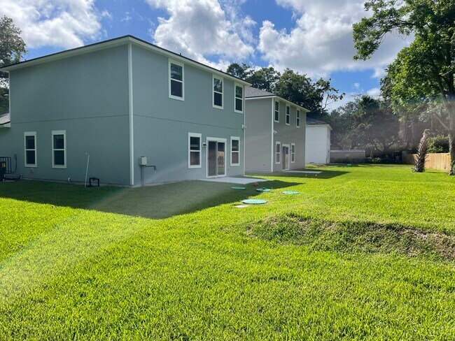 Ahora TOTALMENTE CERCADO - 1745 Charlotte St