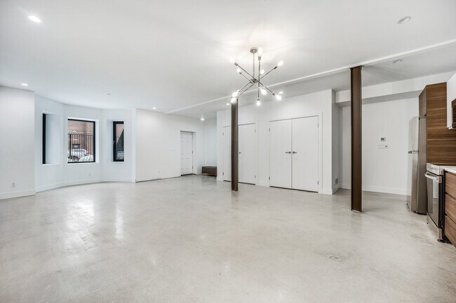 Building Photo - 1310 N La Salle Dr
