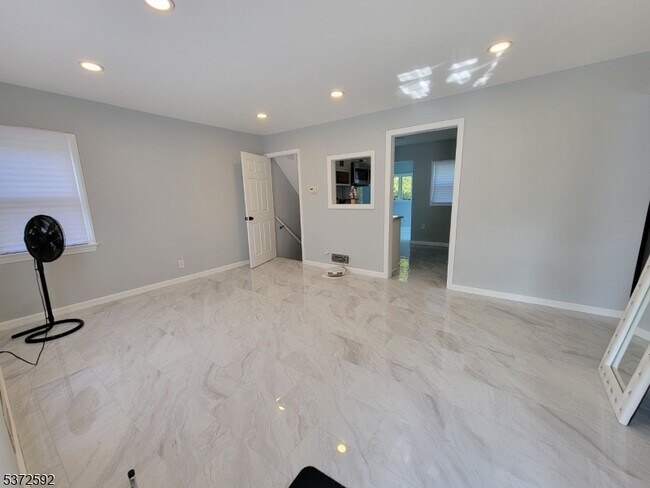 Foto del edificio - 40 Surrey Ln