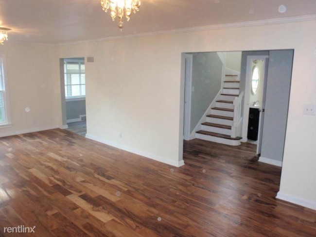Building Photo - 3 br, 1.5 bath House - 5577 N Lydell Ave