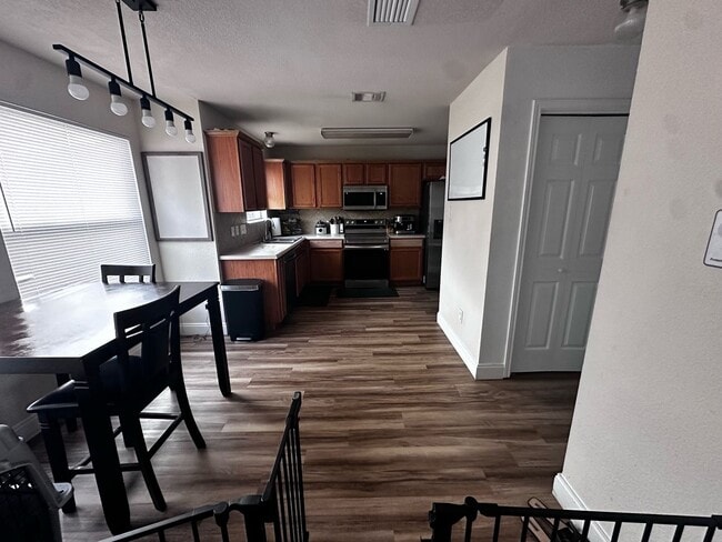 Foto del edificio - NEW IN MANAGEMENT - AVAILABLE NOW!