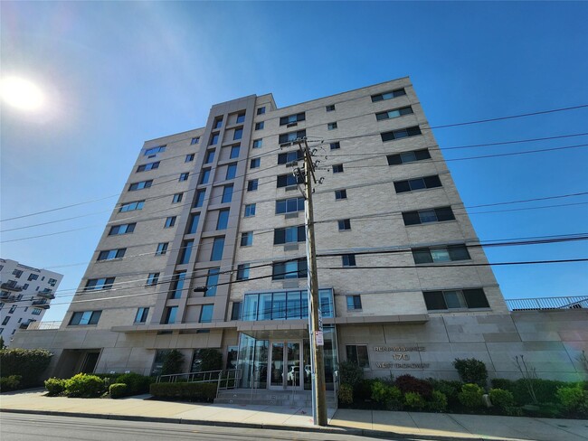 Foto del edificio - 170 W Broadway