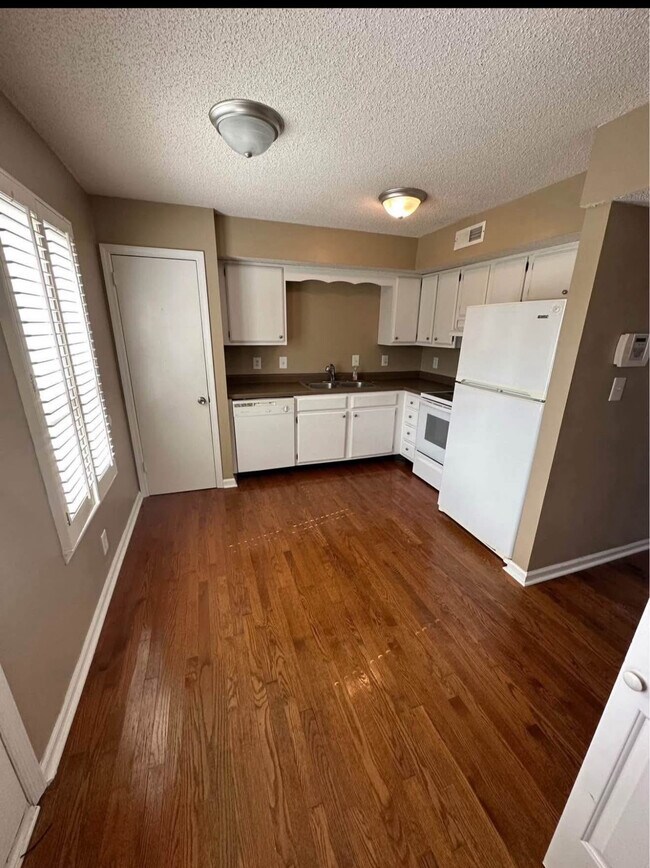 Building Photo - 216 Edgewood Dr