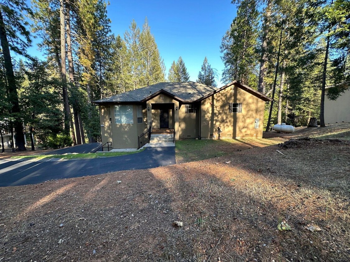 Foto principal - 4 Bedroom 2.5 Bath Foresthill rental oppor...