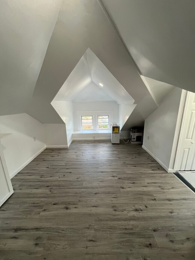 Building Photo - 1341 E 2nd St