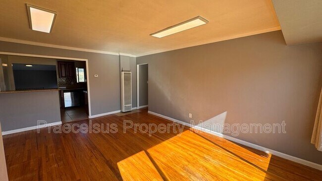 Foto del edificio - 37 E J St