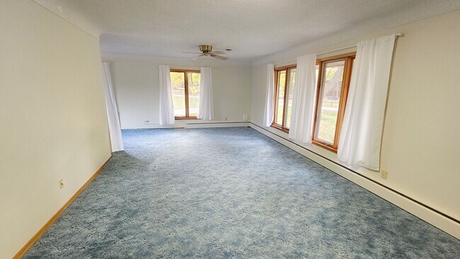 Foto del edificio - Charming 3-Bedroom Home on Spacious Land Just South of Ankeny - RENT SPECIAL