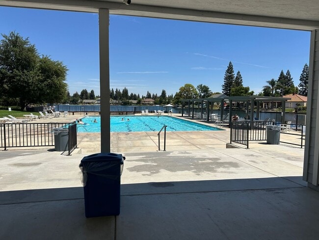 Foto del edificio - $2,395 Friant & Copper, 3 Bed, N. Windham ...