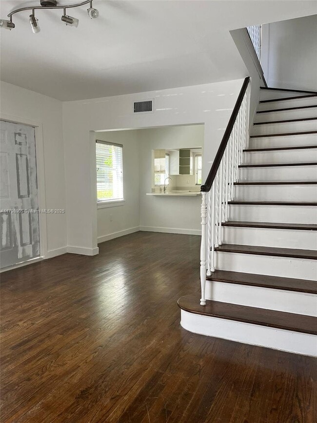 Building Photo - 833 W 39th St
