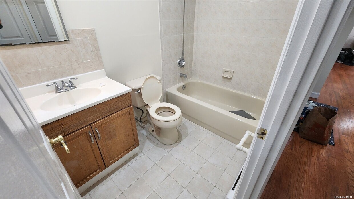 Primary Photo - 82-44 Country Pointe Cir