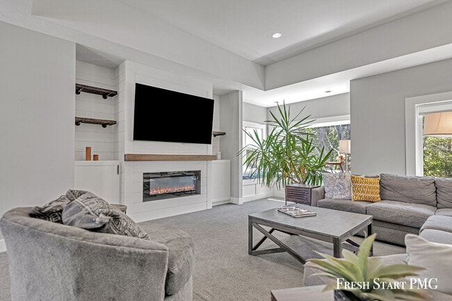 Building Photo - Spacious 6-Bedroom Retreat in Rockford with 3.5 Luxurious Baths
