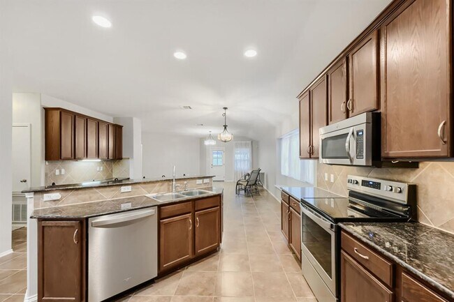 Building Photo - 18717 Royal Pointe Dr