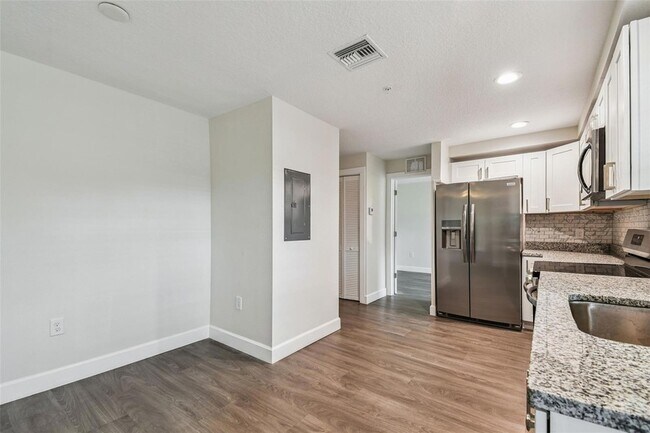 Building Photo - 650 E Tarpon Ave