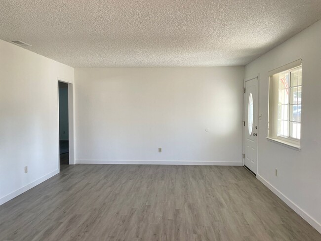 Building Photo - Refreshed 3 bed/1 bath Foothills Farms Home