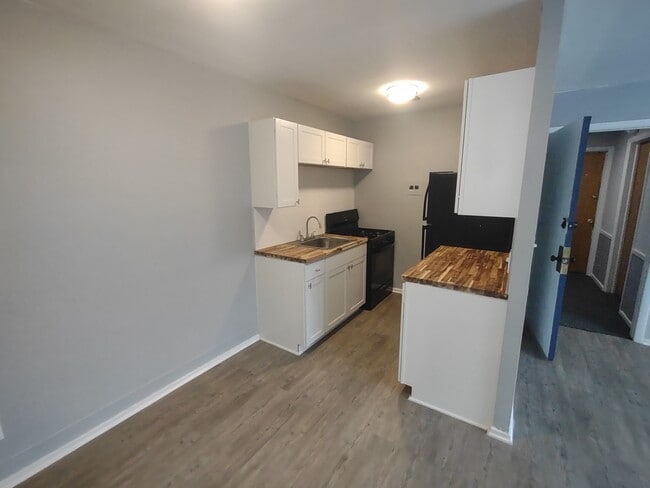 Building Photo - Creekside Apartments