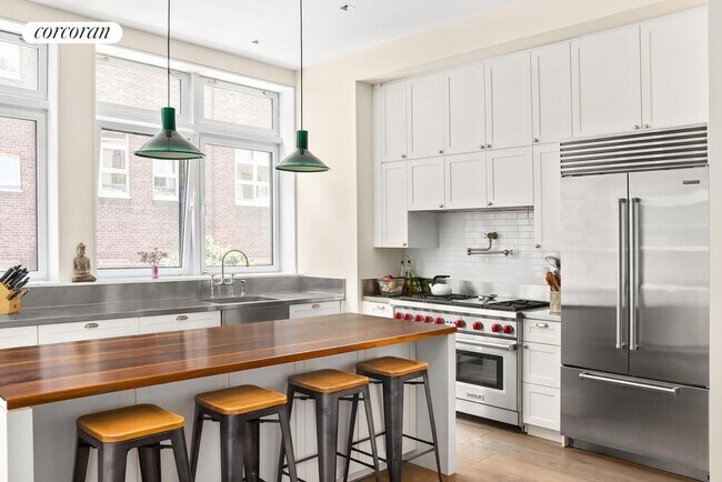 Foto del edificio - 308 E 30th St