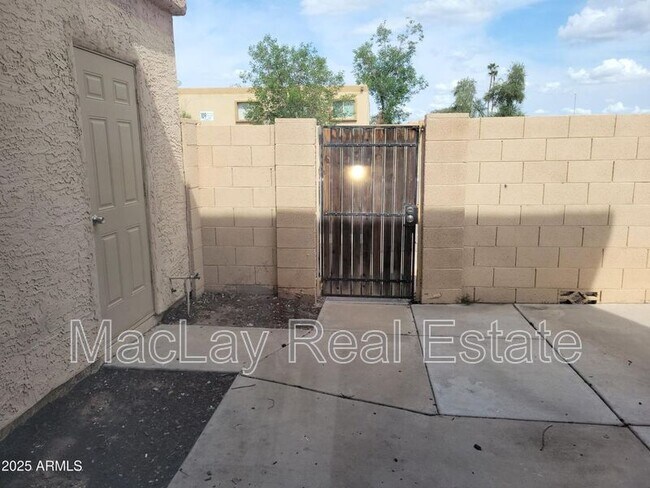 Foto del edificio - 4417 E Riverside St