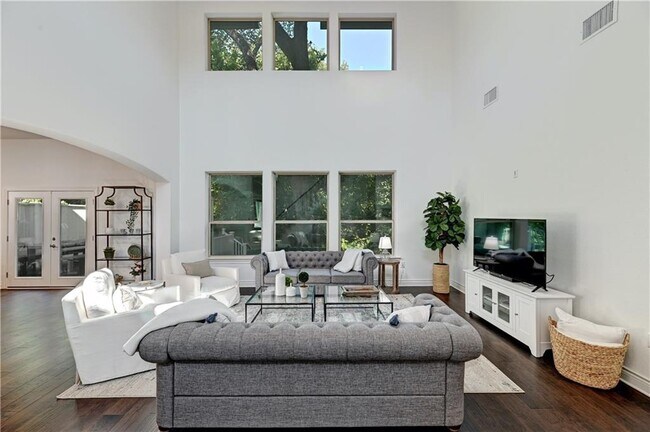 Foto del edificio - 2400 Winsted Ln