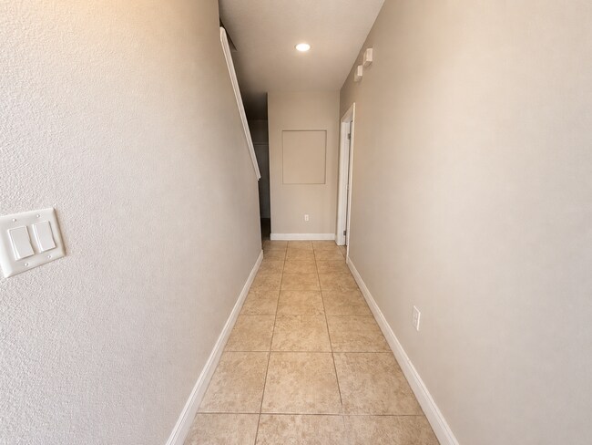 Foto del edificio - Charming 2-Bed Townhouse with Granite Elegance in Haines City – Spacious 1,464 Sq. Ft. Retreat!