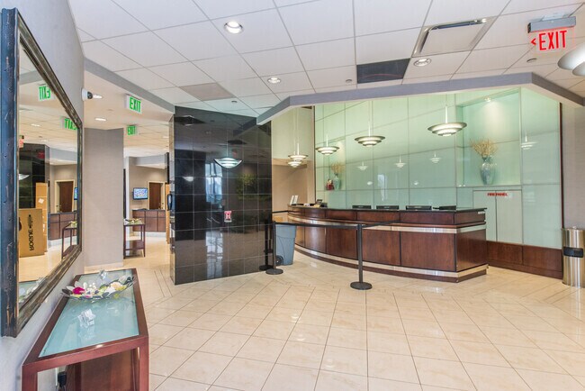 Vestíbulo/Conserjería/Sala de correo y paquetería - 7002 Kennedy Blvd E