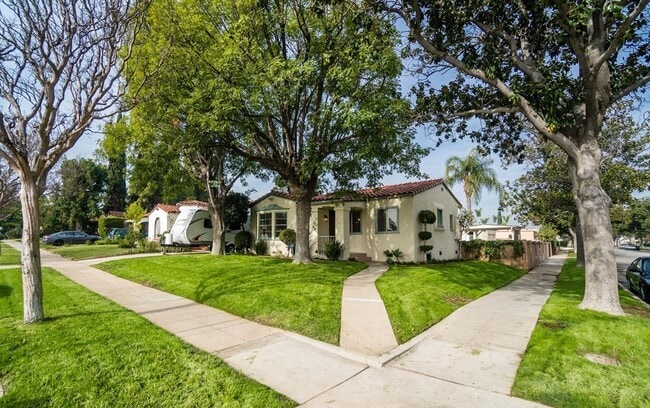 Building Photo - 329 E Adams Ave