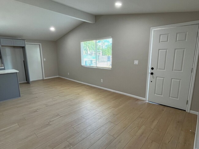 Building Photo - Beautiful *must see* fully renovated home ...