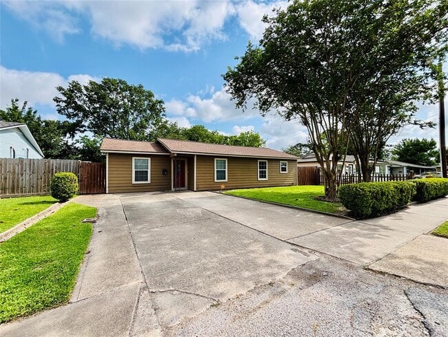 Building Photo - 2413 Kingsdale Dr