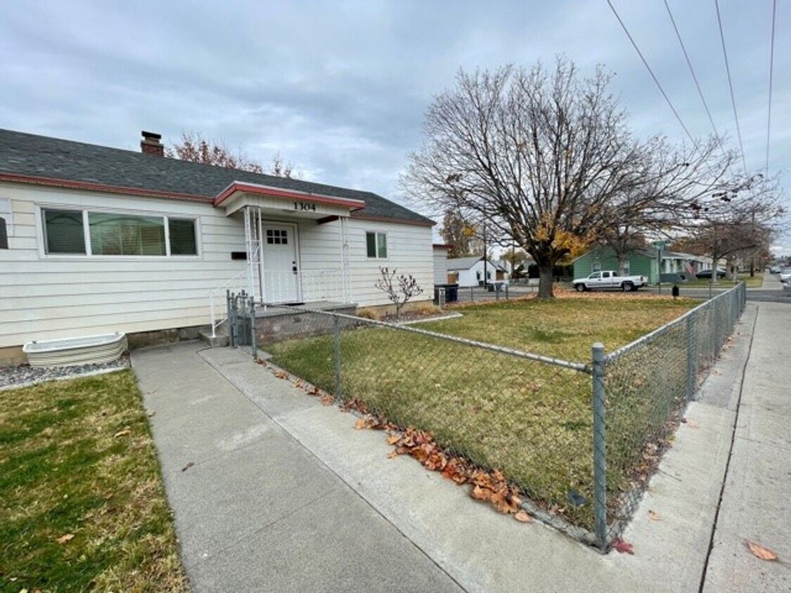 Primary Photo - 2 bd., 1 bath with extra bonus finished ba...