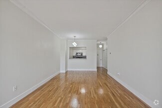 Building Photo - 205 10th St