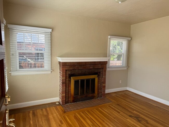 Building Photo - Charming South West Home!