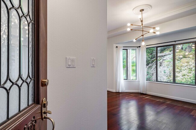 Foto del edificio - Corona Heights: Townhouse w/ Spectacular V...