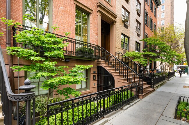 Entrance - 22 Gramercy Park S