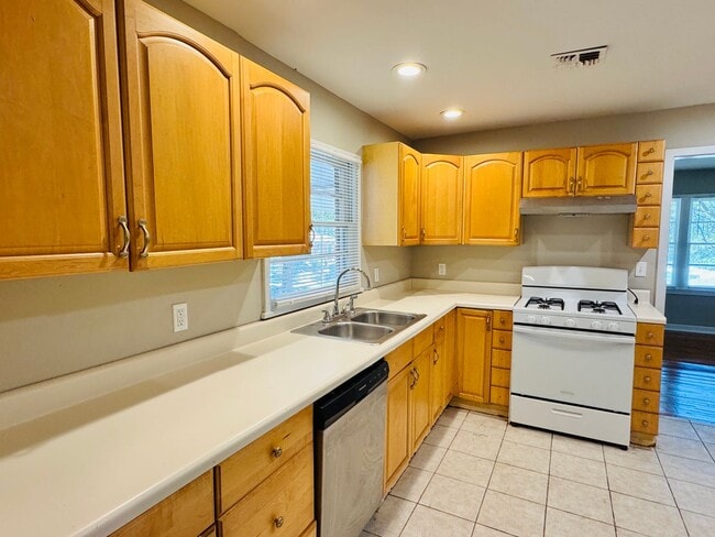Foto del edificio - Move-in Ready ! Bright 3 Bedroom