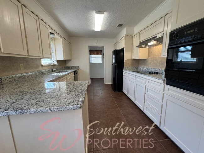 Building Photo - Lovely 3 bedroom 2 bath in desirable neighborhood
