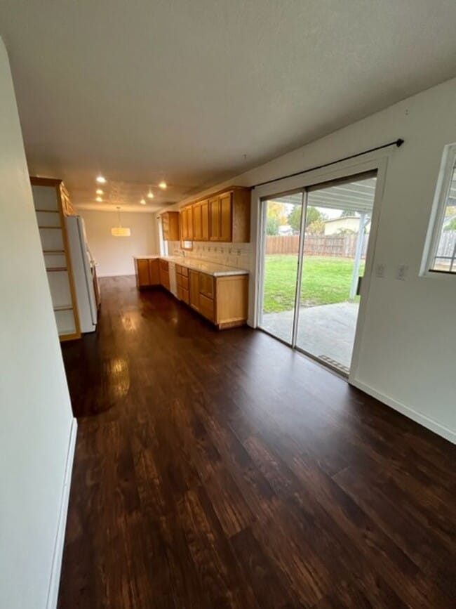 Foto del edificio - $500 off first full month! 3 Bedroom 2 Bath McMinnville OR