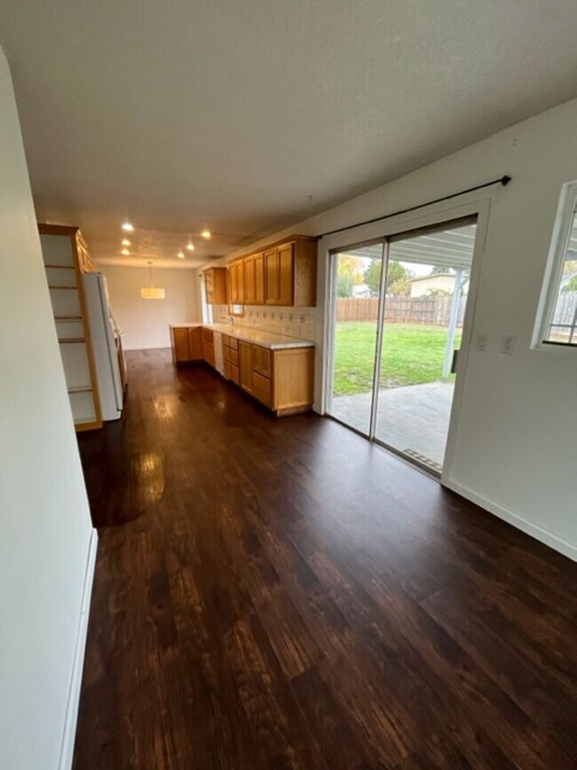 Building Photo - Coming Soon! 3 Bedroom 2 Bath McMinnville OR