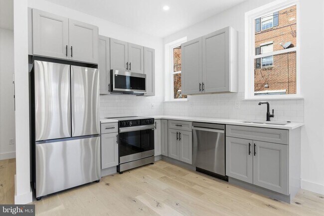 Building Photo - 2724 E Somerset St