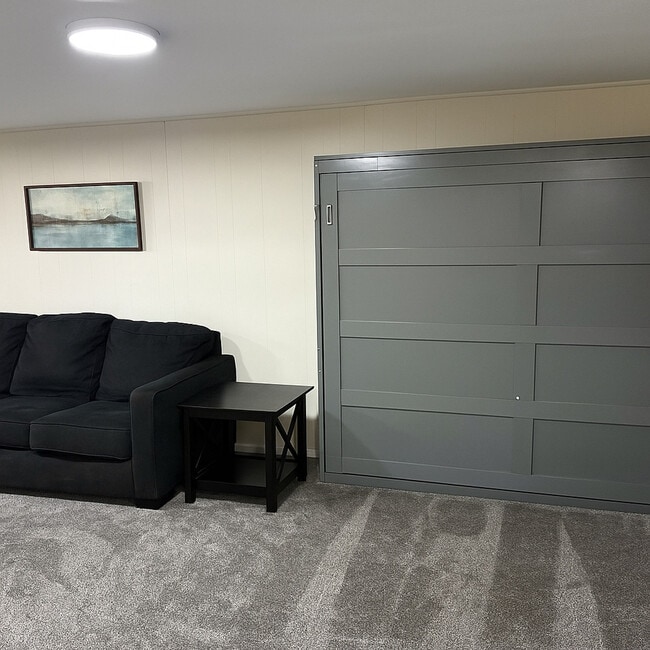 Building Photo - 190 Country Club Dr