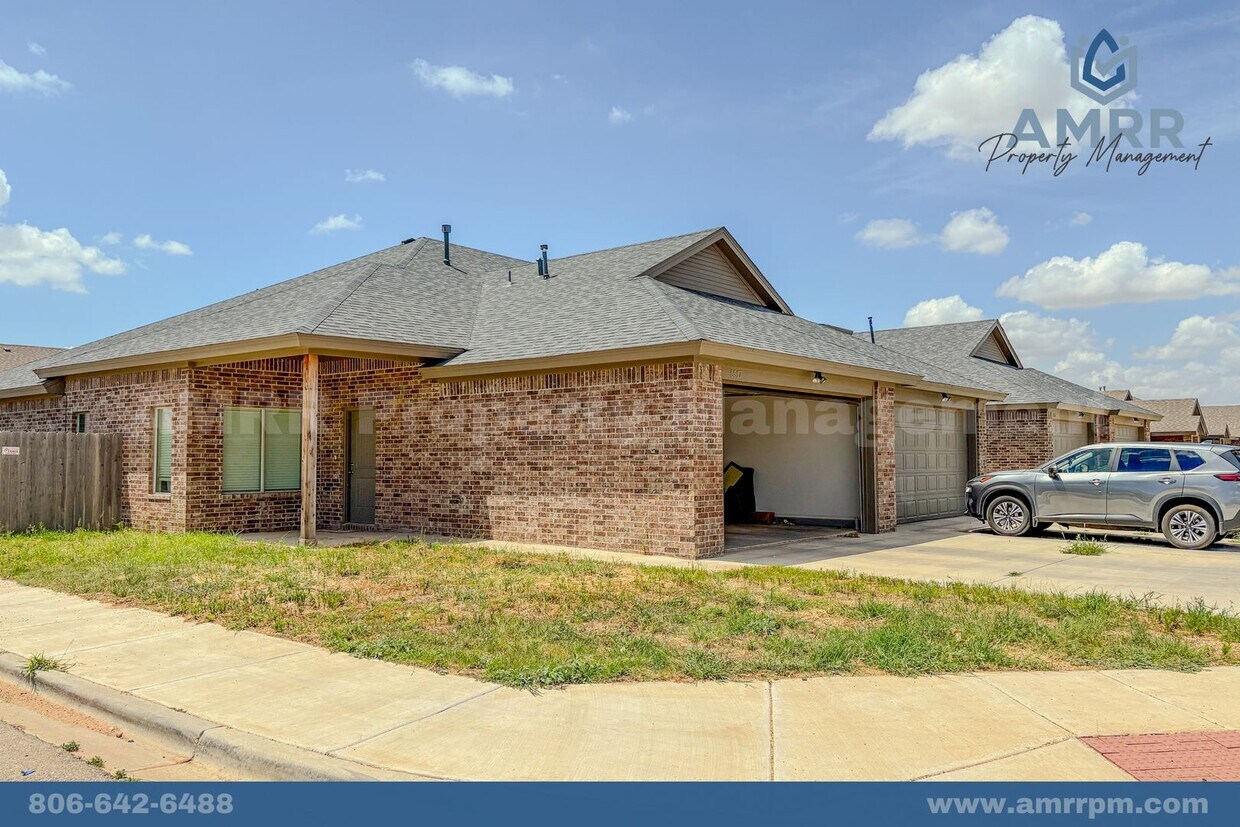 Foto principal - Rare CORNER Lot 3 Bedroom Townhome