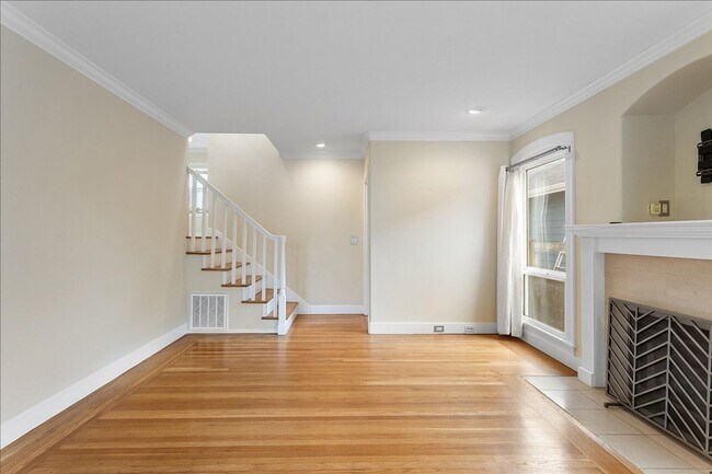 Building Photo - 1434 Paru St