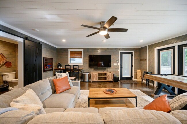 Building Photo - 47 White Pne Rd