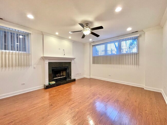 Building Photo - 4335 W Dickens Ave