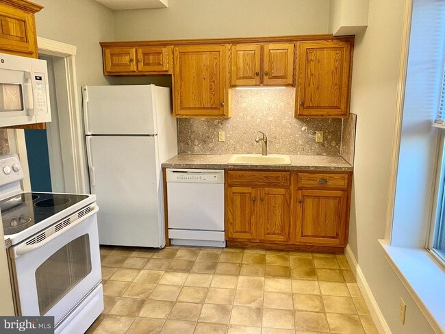 Building Photo - 101 King St