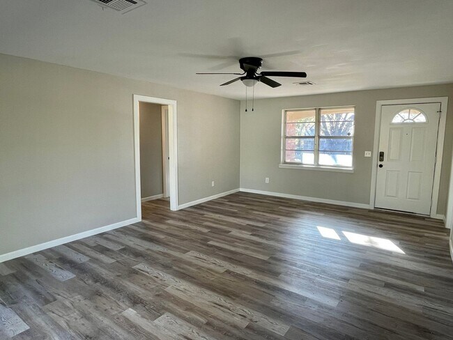 Building Photo - Renovated 3 Bed 1 Bath!!