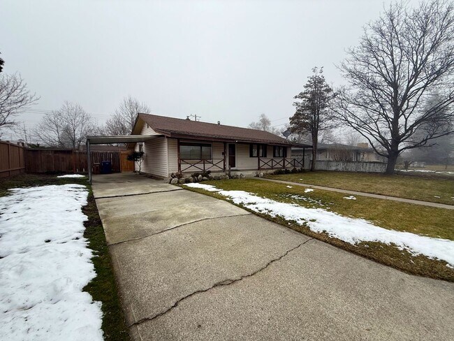 Foto del edificio - Ideally Located 3 Bed Home in North Spokane w/ Large Fully-Fenced Yard!